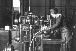 à l'usine.00_10_59_14.Still006